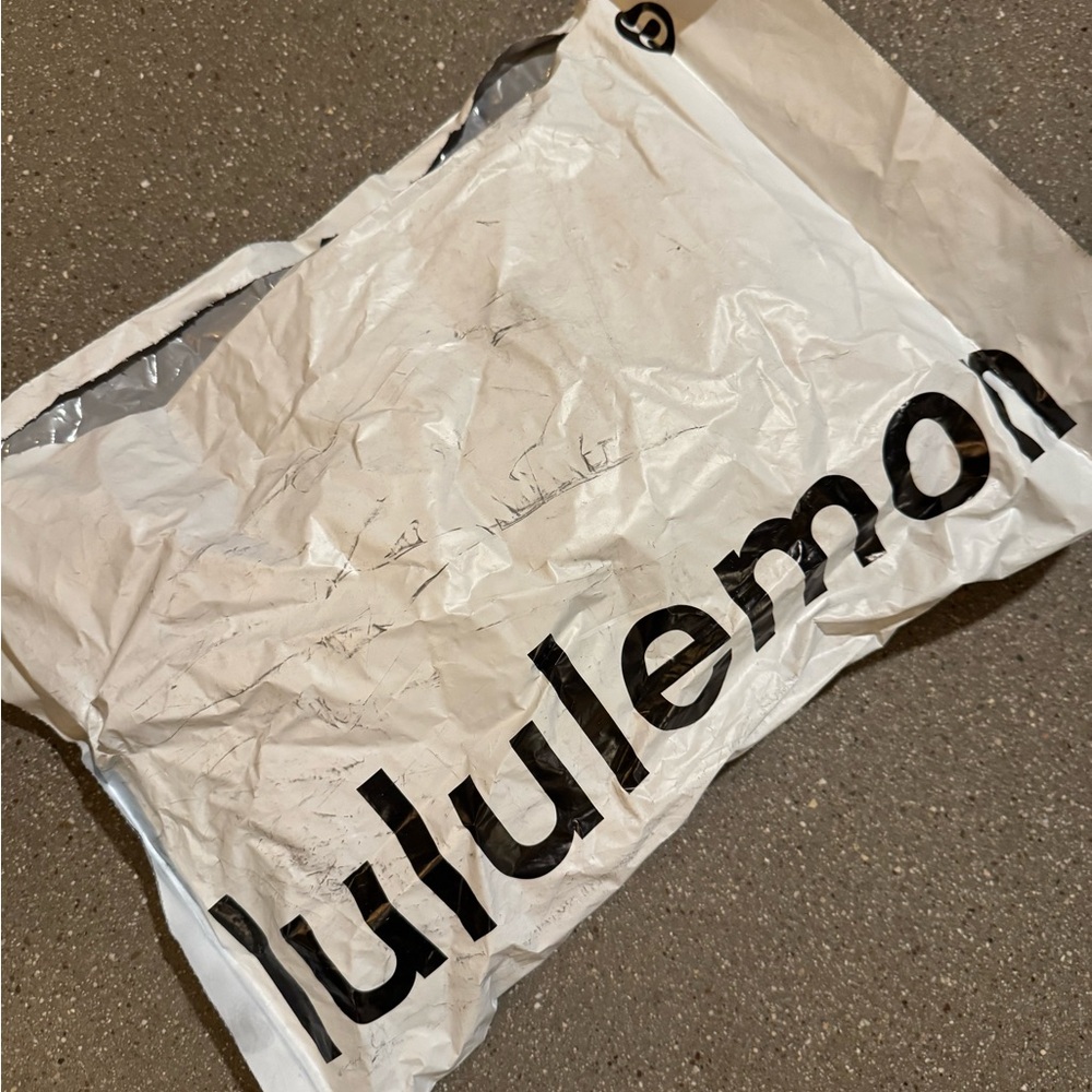 NWT Lululemon Water Bottle Crossbody w/ Front Pocket 2L Blissful Pink/Palm Deco - Picture 6 of 6